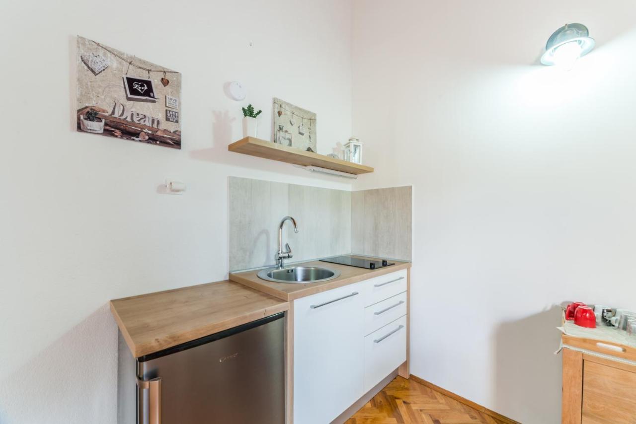 Apartmani Bugenvilija Brbinj Екстериор снимка